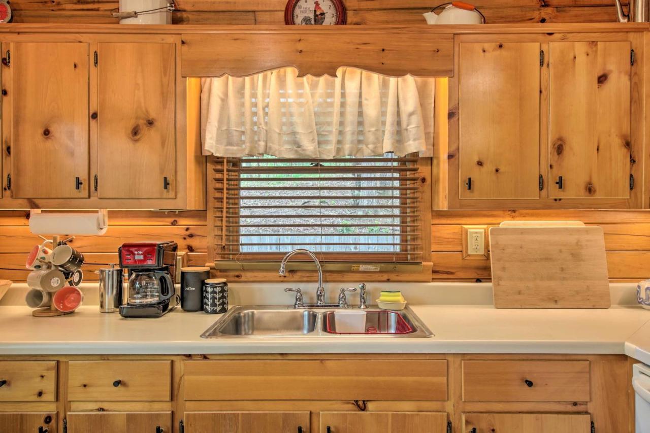 Peaceful Blue Ridge Cabin With Decks And Fire Pit Eksteriør billede